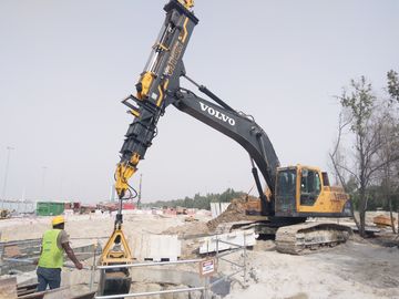 Excavator Telescopic Boom Clamshell for Digging 15m - 26m Depth Holes with 0.65CBM Bucket Capacity